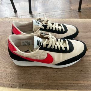Nike womans daybreak size 8
